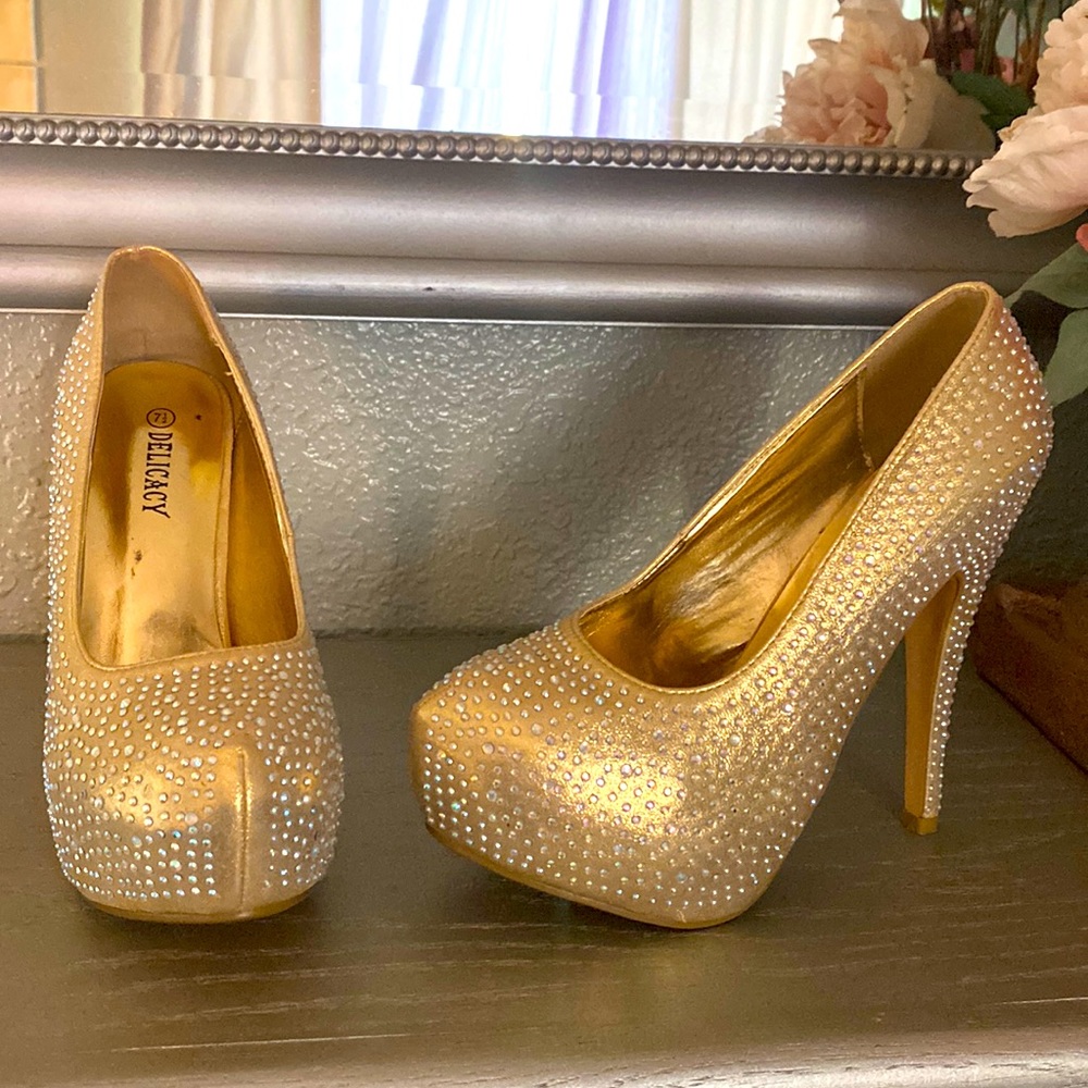 excellent condition, gold shimmery high heels for a night out (ONLY USED ONCE)